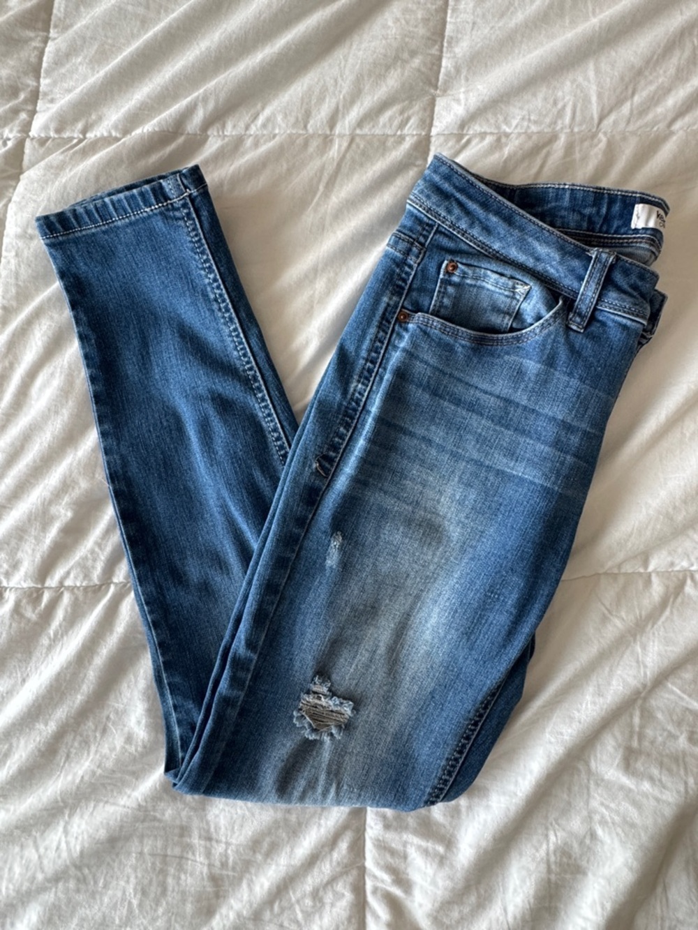 Kensie Effortless Ankle Jeans 4/27 Mid Rise Light Distress Stretch Denim Skinny